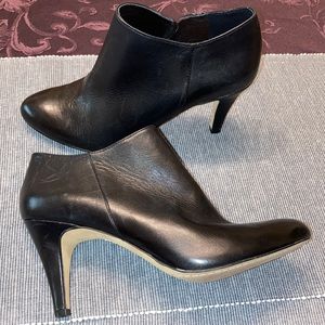 Like new Vince Camuto leather booties size 8.5